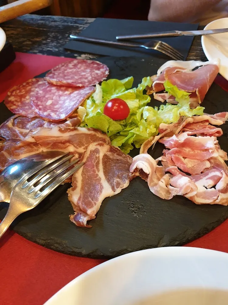 Spécialité Accompagnée d'une Assiette de Charcuterie